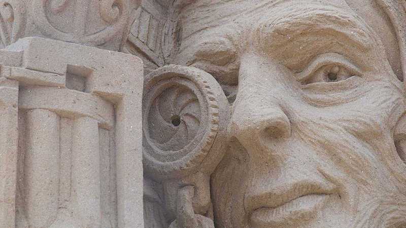 Auge in einer Sandskulptur